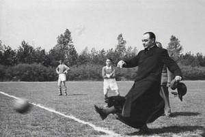 Bisschop Bekkers aan de bal tijdens het Concordia toernooi, 1 juni 1957 – © Collectie Katholiek Documentatie Centrum, Het Geheugen van Nederland.