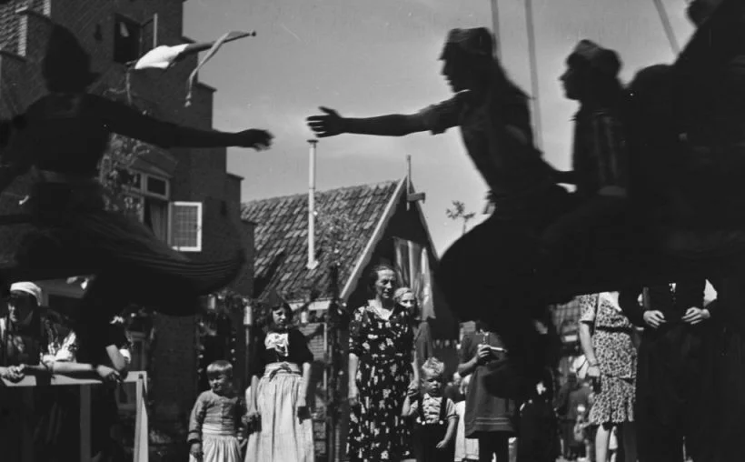 Bevrijdingsfeest Volendam 1945 - Emmy Andriesse, ANEFO (CC BY-SA 4.0 - wiki)
