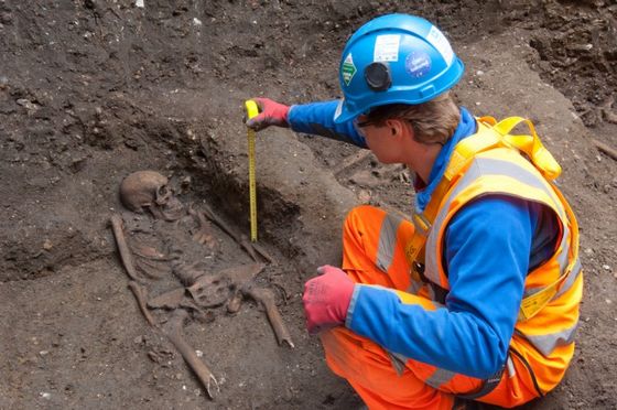 Archeoloog bij een van de gevonden skeletten - Foto: Crossrail