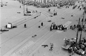 Schietpartij op de Dam, omstanders zoeken dekking achter draaiorgel ‘Het Snotneusje’, Amsterdam (7 mei 1945) 
