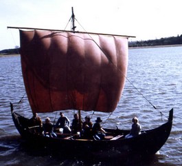 Replica van een klein Vikingschip