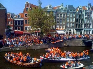 Op Koninginnedag kleuren de Amsterdamse grachten oranje