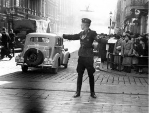 Een NSKK-man regelt het verkeer – Posen (Poznań), 1939