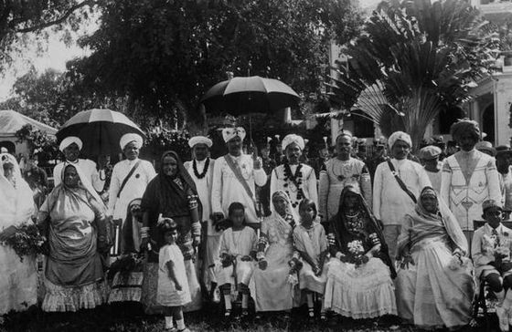 Hindoestanen in traditionele feestkleding, ca. 1923 – Fotostudio ‘Augusta Curiel’ (Fotograaf). A.C.P. (Augusta Cornelia Paulina) Curiel (Fotograaf)