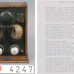Een illegaal achtergehouden radio en rechts het gedicht ‘Afscheid van mijn Radio’