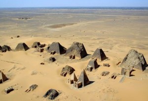 Nubische piramides (CC BY-SA 1.0 - B N Chagny - wiki)