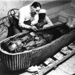 Howard Carter bij de tombe van Toetanchamon