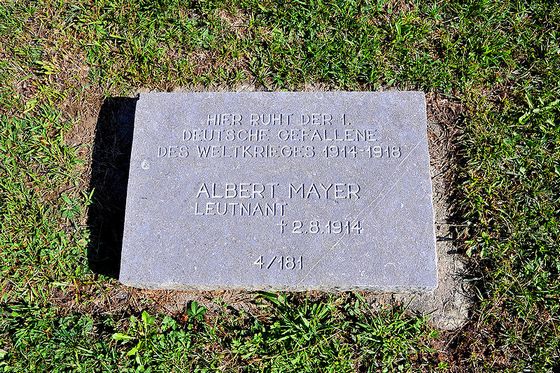 Het graf van Albert Mayer op de begraafplaats in Illfurth