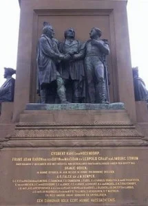 Het Driemanschap van 1813: Gijsbert Karel van Hogendorp, Frans Adam van der Duyn van Maasdam en Leopold van Limburg Stirum op het monument op Plein 1813 te Den Haag 