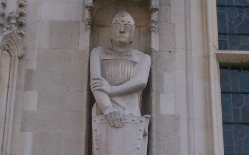 Beeld van Boudewijn I van Vlaanderen aan de gevel van het stadhuis van Brugge