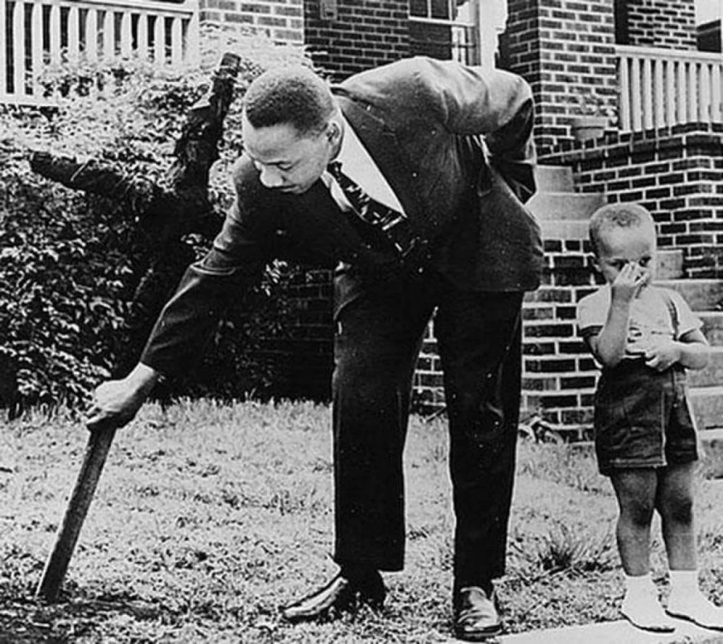 Een verbrand kruis in de tuin van Martin Luther King, ca. 1960