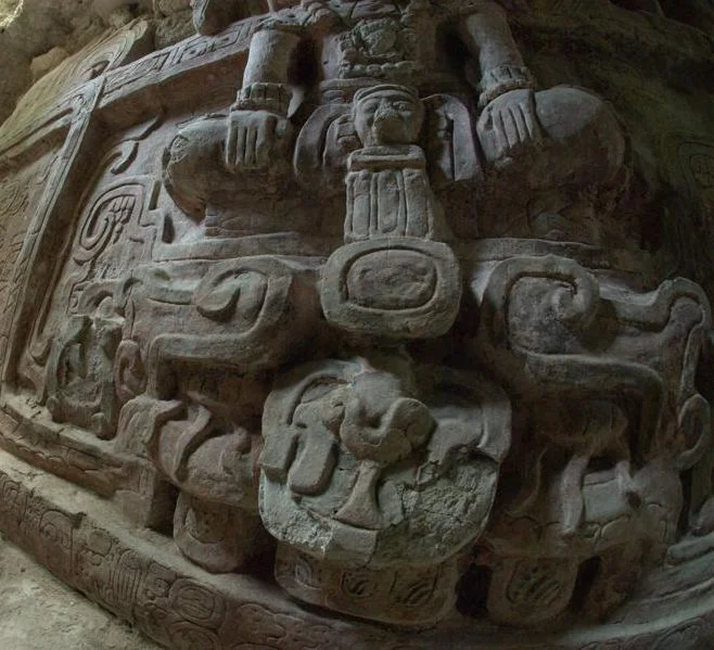 Deel van het Maya-beeldhouwwerk - Foto: mcd.gob.gt