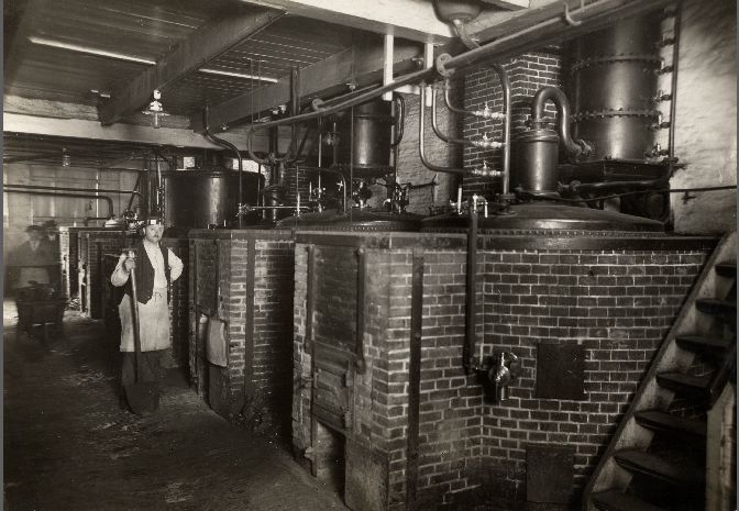 Kijkje in de distilleerderij van Van Zuylekom Levert & Co, Amsterdam, 1919 Fotograaf: C.J. Hofker - Spaarnestad Photo
