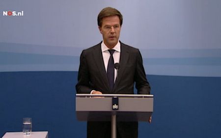 Premier Rutte tijdens de persconferentie - Still NOS