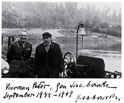 Generaal Sosabowski en veerman Peter Hensen op het Drielse veer in 1949, toen de Poolse generaal voor het eerst na de Slag weer in Nederland was. Met handtekening. (Foto in 'De Polen van Driel' van George F. Cholewczynski)