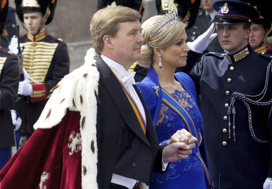 Koning Willem-Alexander en koningin Máxima op weg naar de Nieuwe Kerk voor de inhuldiging (CC BY-SA 1.0 - Gerben van Es/Ministerie van Defensie - wiki)