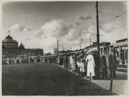 Drukte bij de elektrische tram op het Gevers Deynootplein in Scheveningen, foto gemaakt door onbekende fotograaf rond 1915 – Collectie Haags Gemeentearchief. 