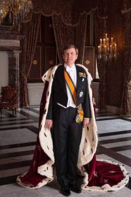 Koning Willem-Alexander met mantel - Foto: RVD / Koos Breukel