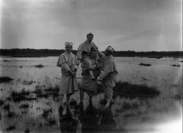 Waarschijnlijk gemaakt tussen 1920 en 1924. Vier jonge norbertijnen buiten de abdij, wadend door het water. - Foto: BHIC