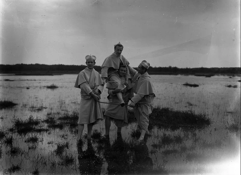 Waarschijnlijk gemaakt tussen 1920 en 1924. Vier jonge norbertijnen buiten de abdij, wadend door het water. - Foto: BHIC