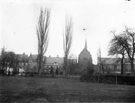 Het abdijcomplex in het begin van de twintigste eeuw, nog zonder bebouwing aan de overzijde van de straat. De foto is gemaakt tussen 1906 en 1927 - BHIC