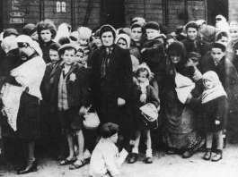 Hongaarse Joden, kort na aankomst in Auschwitz, mei 1944 - Foto: CC / Bundesarchiv