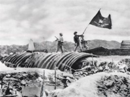 Vietnamezen hijsen de vlag bij Dien Bien Phu