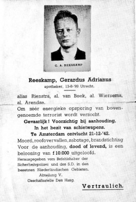 Na de aanslag op het SS-kantoor in Amsterdam loofde de SD 10.000 gulden als belooning uit voor de aanhouding van Gerard Reeskamp. Hij nam de wijk naar Friesland.