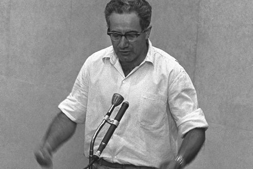 Israel Gutman tijdens het proces tegen Adolf Eichmann (Publiek Domein - wiki)