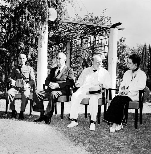 Mayling in gesprek met Winston Churchill tijdens de Conferentie van Caïro