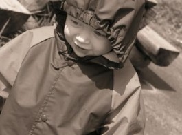 Kind in een regenjas - Foto: stock.xchng