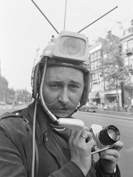 Cor Jaring met zijn pershelm, 1968 - Foto: CC / Anefo / Jac. de Nijs