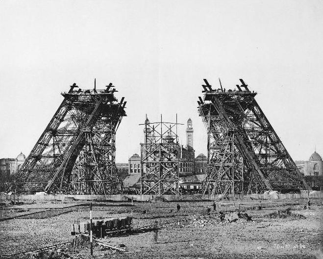 7 december 1887: De montage van een steunpilaar voor de bouw van de eerste verdieping