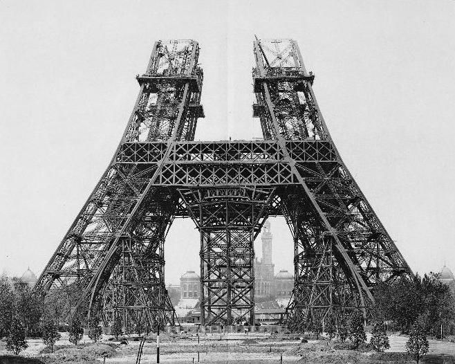 15 mei 1888: De montage van de pilaren boven de eerste verdieping