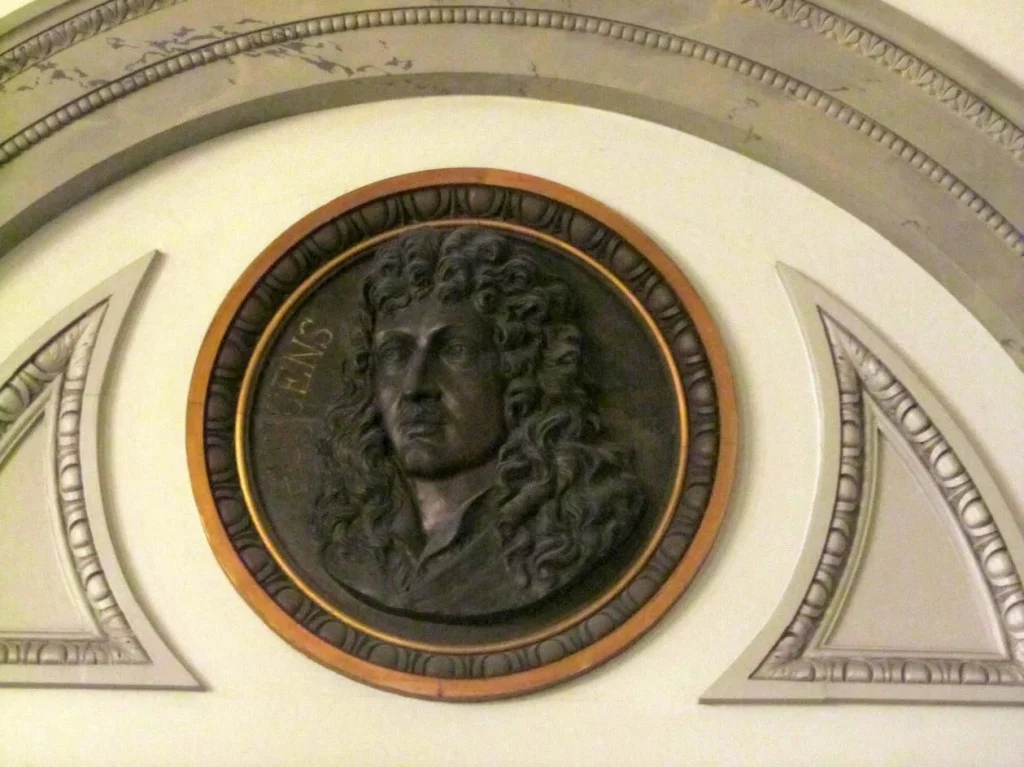 Gehoorzaal Teylers Museum, medaillon van Huygens]