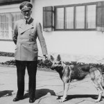 Adolf Hitler met zijn hond Blondi die hij in 1941 van Martin Bormann cadeau gekregen had