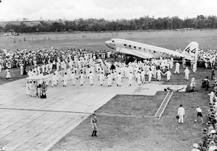 Een menigte heeft zich verzameld op het vliegveld Darmo waar het vliegtuig de Uiver is aangekomen na afloop van de London-Melbourne-race in 1934, Soerabaja, Java - Foto: CC / Tropenmuseum