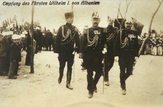 Intocht prins zu Wied. Van links naar rechts Melek bei, generaal De Veer, luitenant Mallinckrodt en luitenant-kolonel Thomson