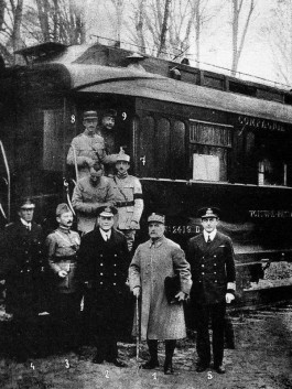 Foto genomen na de ondertekening van de wapenstilstand in een treinwagon bij Compiègne, 11 november 1918