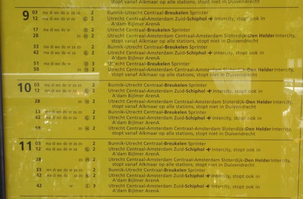 Geel bord op een NS-station (Publiek Domein - wiki)