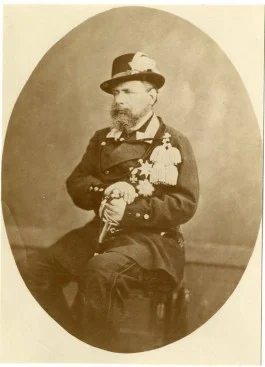 Koning Willem III in scherpschutteruniform van de Haagse Weerbaarheid. Foto gemaakt rond 1875 (Haags Gemeentearchief) 