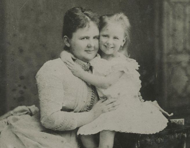 Koningin-regentes Emma en Prinses Wilhelmina . Foto gemaakt in 1884 (Haags Gemeentearchief)