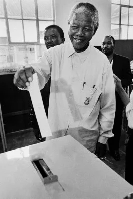 Nelson Mandela brengt zijn stem uit, 1994 - Paul Weinberg