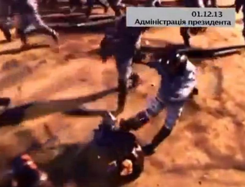 Een demonstrant krijgt op 1 december een rotschop van een lid van de oproerpolitie, waarna hij door andere collega's  wordt afgetuigd. (Beeld van video-opname)