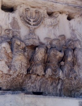 Triomfboog van Titus in Rome - de Menorah uit de tweede Tempel wordt als oorlogsbuit meegenomen door het Romeinse legioen