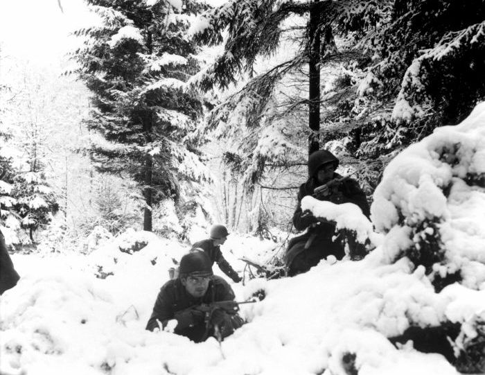 Amerikaanse militairen in dekking in de Ardennen. © U.S. Army