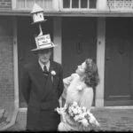 De woningnood liep eind jaren veertig al sterk op. Hier is een pasgetrouwd stel te zien dat dringend op zoek is naar een woning in Amsterdam, 23 mei 1949