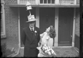 De woningnood liep eind jaren veertig al sterk op. Hier is een pasgetrouwd stel te zien dat dringend op zoek is naar een woning in Amsterdam, 23 mei 1949