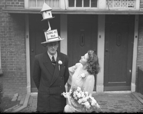 De woningnood liep eind jaren veertig al sterk op. Hier is een pasgetrouwd stel te zien dat dringend op zoek is naar een woning in Amsterdam, 23 mei 1949