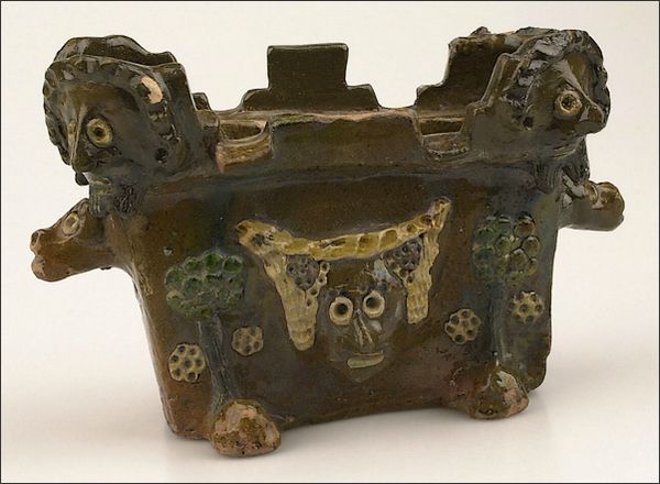 Een van de topvondsten: een kaarsenmakersbak met twee duivelskoppen - 1250 - 1500 na Christus